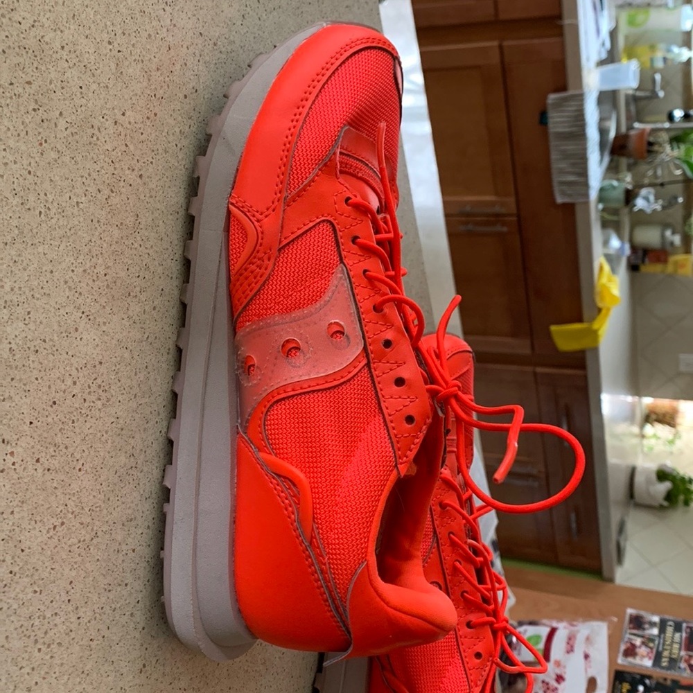Saucony unisex size 7/woman’s 8.5-9 tennis shoe